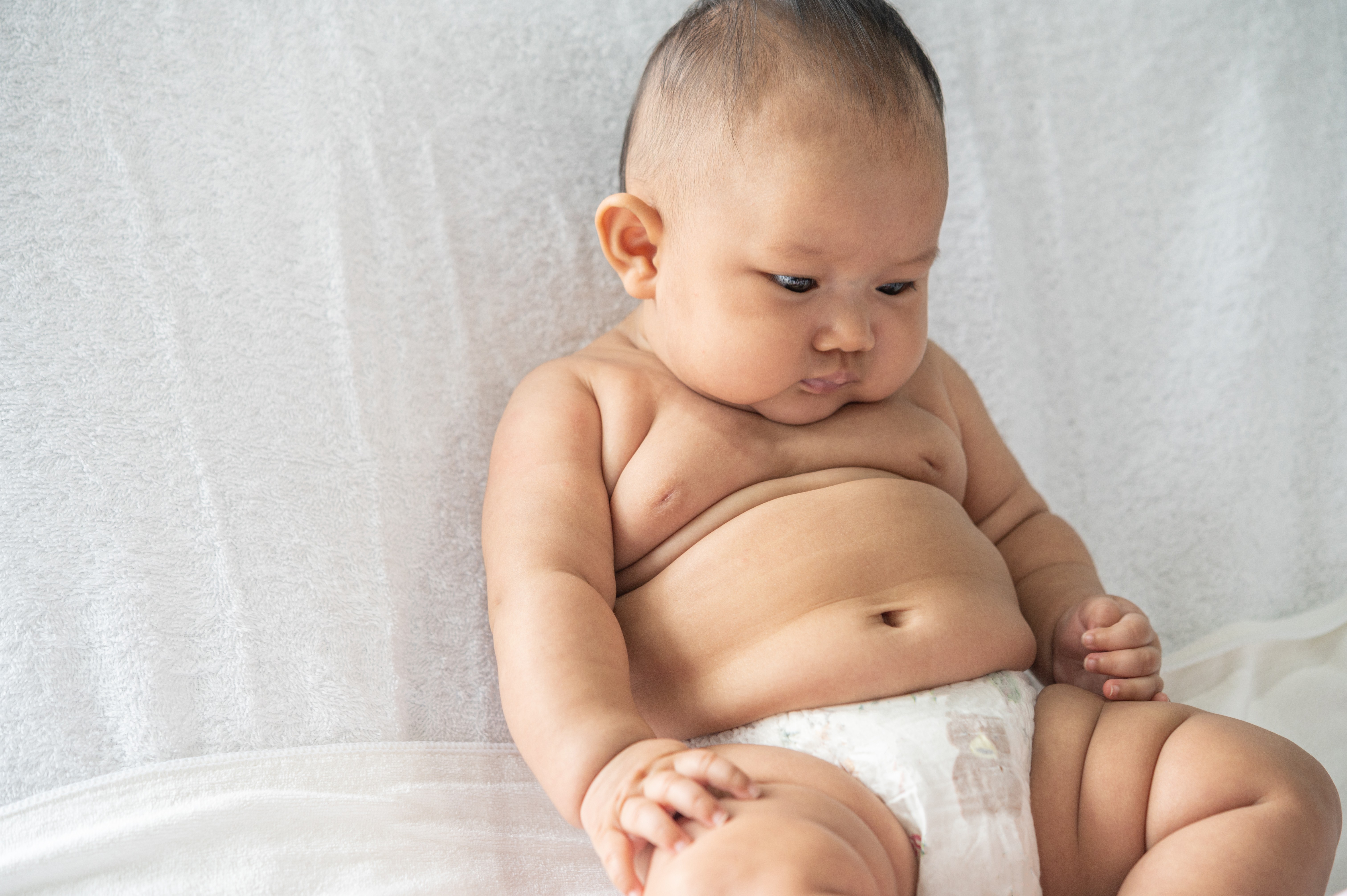 ASI bagus bayi gendut, berat badan bayi ASI, mitos menyusui, bayi sehat bukan berarti gendut, tumbuh kembang sesuai KMS, penilaian kualitas ASI, Bunda, si Kecil